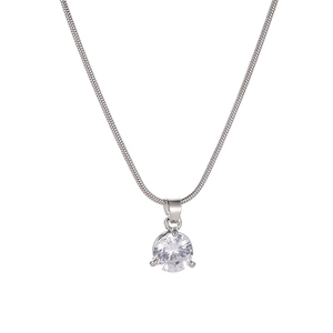 Gros plan sur le collier chaîne serpent argentée avec pendentif zircon rond clair