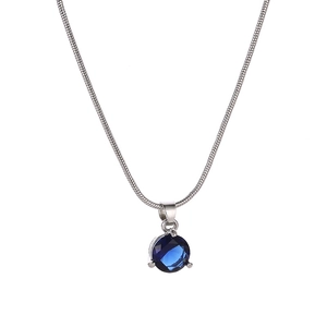 Détail d'un collier chaîne serpent en argent avec pendentif rond en pierre précieuse bleu foncé
