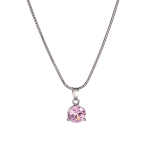 Détail du collier argenté avec pendentif zircon rose rond et chaîne serpent élégante