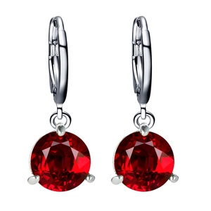 Vue détaillée des créoles en argent avec pendentifs en zircon rouge rond éclatant