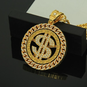 Gros plan du pendentif dollar hip hop avec cristaux étincelants sur fond noir élégant