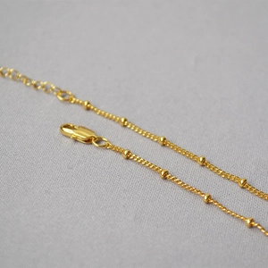 Minimalistische 18K vergoldete Messing-Saturnkette mit kleinen Perlendetails