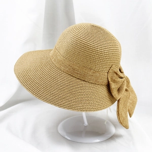Chapeau de soleil élégant en paille pour femme avec grand nœud sur fond blanc