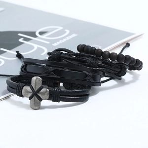 Ensemble de quatre bracelets en cuir noir faits main avec perles en bois et croix en métal