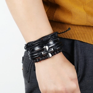 Ensemble de quatre bracelets en cuir tressé faits main avec pendentif croix unisexe