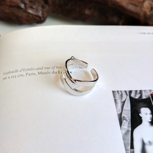 Detailed view of S925 sterling silver ring with double-layered knot design and S925 hallmark