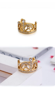 Dettaglio di un anello a corona dorata decorato con micro-pavé di zirconi cubici bianchi