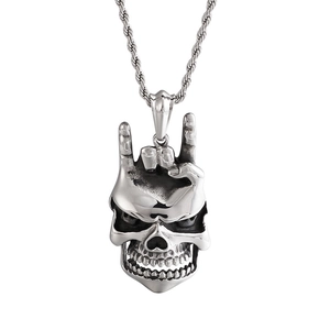 Collier hip hop avec pendentif tête de mort argenté et geste de main sur chaîne torsadée