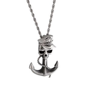 Pendentif tête de mort pirate argenté avec chapeau de capitaine et ancre sur chaîne