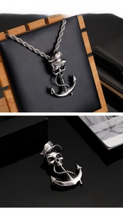 Gros plan du pendentif ancre crâne rétro punk avec finition argent vieilli et chaîne torsadée