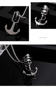 Détail du pendentif ancre en acier inoxydable punk avec crâne et chapeau de capitaine
