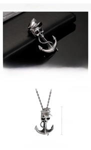 Vue détaillée du pendentif ancre et crâne en acier avec texture de corde et dimensions