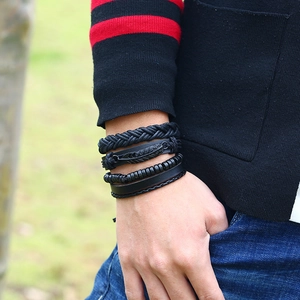 Bracelet multicouche ajustable en cuir avec perles en bois et pendentif plume noire
