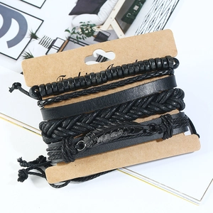 Lot de 4 bracelets en cuir multicouches noir avec perles en bois et pendentif plume
