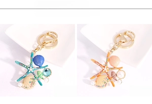 Détail de porte-clés étoile de mer et coquillage avec perles et strass en bleu et jaune