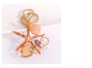 Détail du porte-clés étoile de mer avec cristaux, coquillages et perles blanches