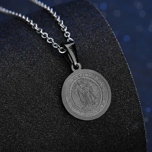 Detalle macro del medallón negro Nuestra Señora de Guadalupe con cadena de acero