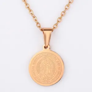 Detalle macro del colgante de moneda Guadalupe en oro rosa con relieve religioso