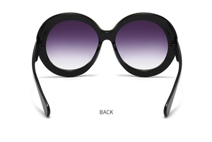 Vue arrière détaillée de lunettes de soleil rondes noires avec verres dégradés violets