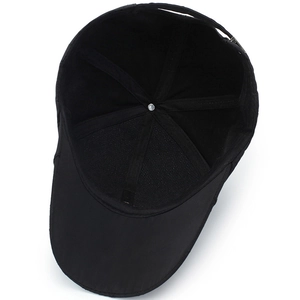 Vue intérieure d'une casquette de baseball noire à 6 panneaux avec coutures renforcées et bouton