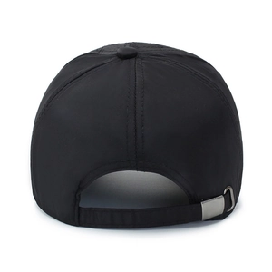 Vue arrière de casquette de baseball noire minimaliste avec boucle réglable pour hommes et femmes