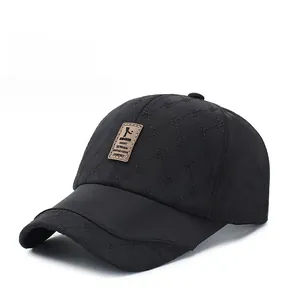 Gros plan d'une casquette noire avec matelassage en losange et patch logo en cuir