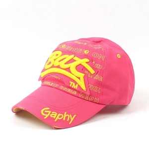 Détail de la casquette en coton rose avec broderie BAT jaune et bord de visière usé