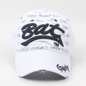 Détail de la broderie Bat noire et des imprimés sur une casquette de baseball blanche