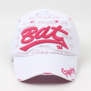 Détails de broderie 3D rose et imprimés street style sur une casquette en coton blanc
