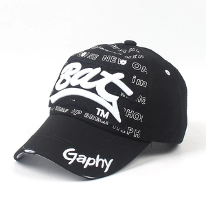 Détail de la casquette noire avec broderie Bat 3D et imprimés de lettres de style urbain