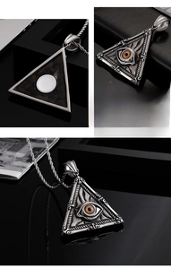 Détail du pendentif triangle punk en acier inoxydable avec gravure de l'œil d'Horus