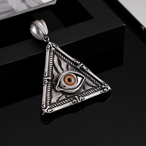 Pendentif triangle en acier inoxydable avec œil d'Horus sur support noir élégant