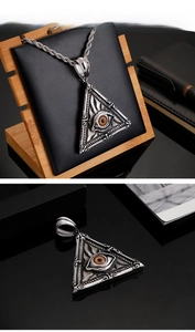 Vue détaillée du pendentif triangle en acier inoxydable avec l'œil d'Horus