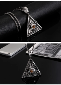 Détail macro du pendentif triangle oeil d'Horus en argent avec chaîne torsadée
