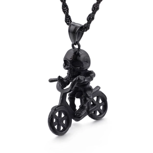 Pendentif crâne de motard noir style punk sur une chaîne torsadée pour homme