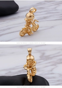 Détails macro d'un pendentif motard tête de mort doré de style punk avec texture gothique
