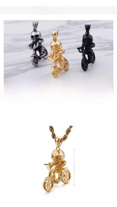 Comparaison détaillée des pendentifs crâne de moto en finitions or, acier et noir