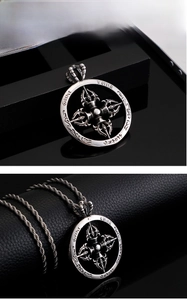 Détail d'un pendentif rond en acier gothique avec gravure de croix de Vajra
