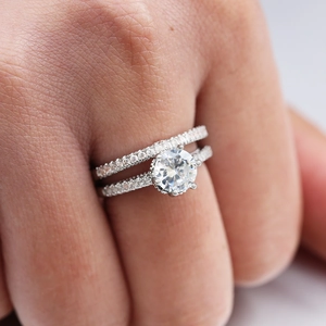 Ensemble classique de bague solitaire à six griffes avec anneau d'éternité en zircone