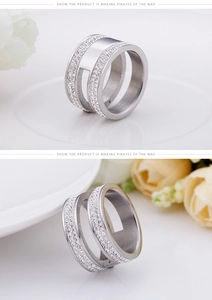 Macro d'une bague large argentée avec pavé de zircons double rangée et détails géométriques creux