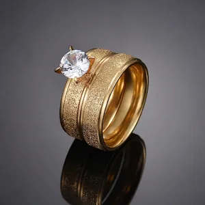 Ensemble de bagues de couple en acier doré sablé serties de zircons cubiques