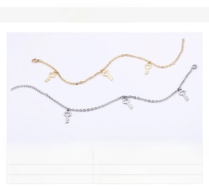 Détail des bracelets de cheville en acier inoxydable doré 18 carats avec clés