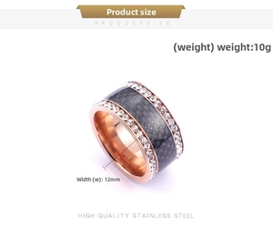 Vue détaillée bague 12mm acier inoxydable or rose avec fibre de carbone et cristaux clairs