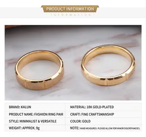 Détail de bagues de couple plaquées or 18K avec texture brossée et rainures verticales