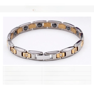Dettaglio del bracciale bicolore in acciaio inossidabile oro e argento con magneti