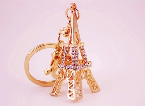Détail du porte-clés tour Eiffel doré à l'or fin orné de strass brillants et mousqueton