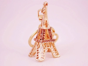 Détail macro du porte-clés Tour Eiffel en or rose avec des strass roses scintillants