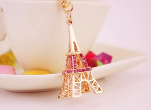 Vue macro du porte-clés Tour Eiffel avec strass roses et chaîne dorée brillante