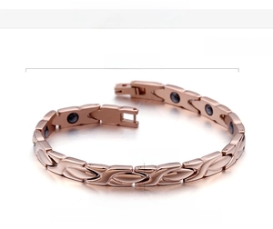 Detail van magnetische armband roségoud, specificaties 195 mm lengte en 6 mm breedte
