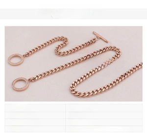 Detailansicht des Schmucksets aus roségoldenem Edelstahl mit T-Verschluss und Ringanhänger